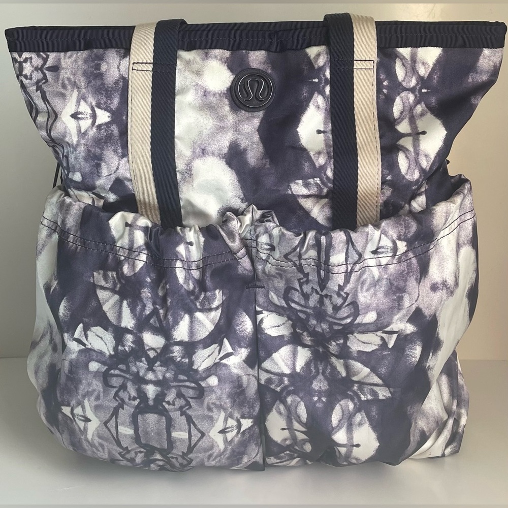 ⭐️Host Pick⭐️ Lululemon Flow and Go Tote